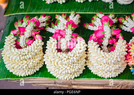 Fiori freschi di volante, Jasmine rose garland, volante di fiori di gelsomino al mercato di strada in Thailandia. Foto Stock