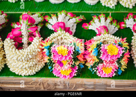 Fiori freschi di volante, Jasmine rose garland, volante di fiori di gelsomino al mercato di strada in Thailandia. Foto Stock