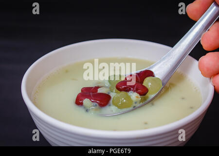 Latte di soia con fagioli rossi, il sago e semi di grano. Foto Stock