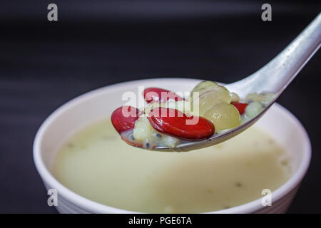 Latte di soia con fagioli rossi, il sago e semi di grano. Foto Stock