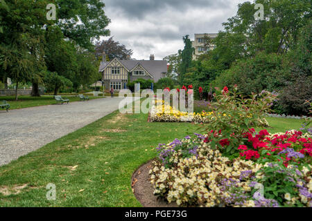 Christchurch, Nuova Zelanda - 21 Gennaio 2018: splendido parco con fiori in piena fioritura ed erba verde Foto Stock