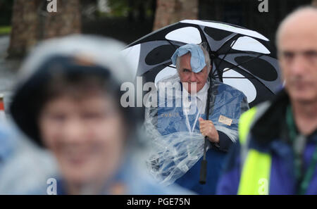 I pellegrini arrivano a Knock santo santuario, nella contea di Mayo dove Papa Francesco potrà visualizzare la cappella di apparizione e per dare l'Angelus indirizzo, come parte della sua visita in Irlanda. Foto Stock