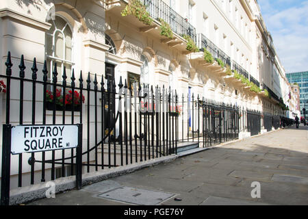 Le eleganti residenze georgiane di Robert Adams su Fitzroy Square, Fitzrovia, Londra, W1, Regno Unito Foto Stock