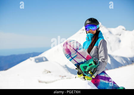 Donna Con La Passamontagna E Casco Sopra La Montagna Della Neve Immagine  Stock - Immagine di pattino, persona: 67500613