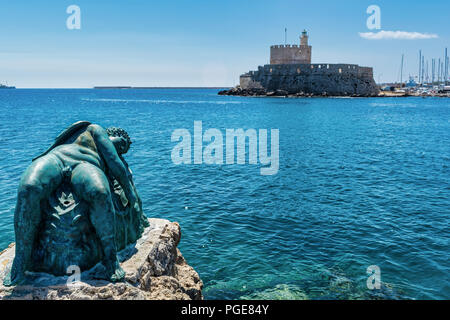 Si tratta di una statua situato sulle rocce in entrata al porto vecchio di Rodes città sull'isola greca di Rodi Foto Stock