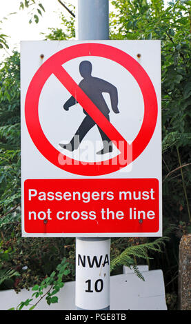 I passeggeri non devono attraversare la linea segno sulla stazione ferroviaria a North Walsham, Norfolk, Inghilterra, Regno Unito, Europa. Foto Stock