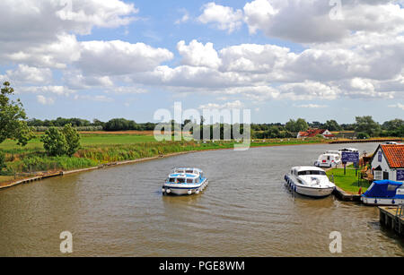 Una vista del fiume Bure a valle del ponte di Acle su Norfolk Broads a Acle, Norfolk, Inghilterra, Regno Unito, Europa. Foto Stock