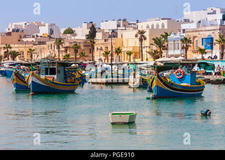 Marsaxlokk, Malta, il tipico colorate barche da pesca Foto Stock