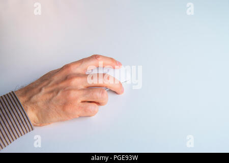 Mano d'uomo utilizzando il mouse del computer. Foto Stock