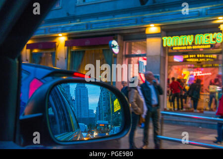 Gran Via riflessa su specchietto retrovisore, Vista notte. Madrid, Spagna. Foto Stock