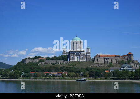 Basilica di Esztergom in Ungheria, come si vede dalla città slovacca di Sturovo attraverso il Fiume Danubio Foto Stock