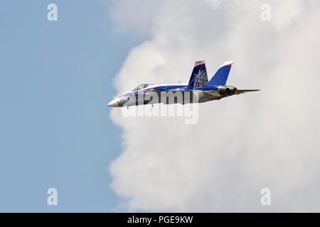 Royal Canadian Air Force CF-18 Hornet effettuando in corrispondenza di RIAT 2018 con un impressionante schema di verniciatura per commemorare i 60 anni di NORAD Foto Stock