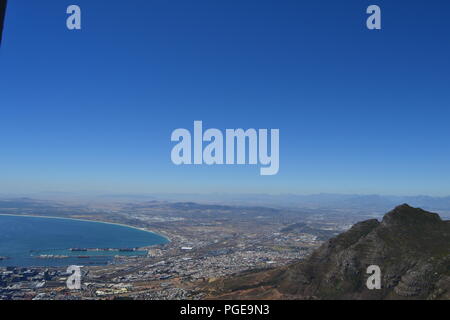 La Table Mountain è 1 dei famosi punti di riferimento di Cape Town. Si tratta di un necessario vedere per i turisti e per i cercatori di avventura. Per saperne di più su marybee719.blogspot.com Foto Stock