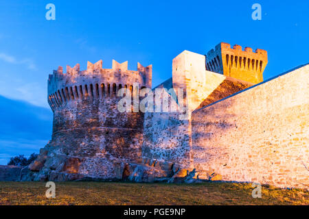 La Fortezza di Populonia fu costruito nel XV secolo con pietre prese da resti etruschi Foto Stock