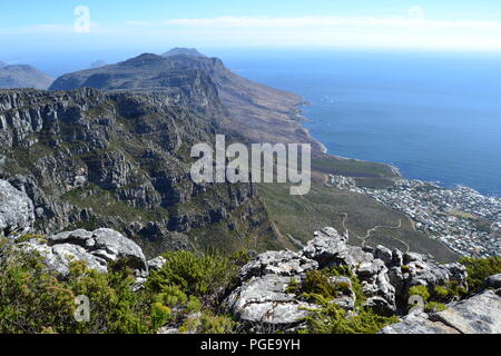 La Table Mountain è 1 dei famosi punti di riferimento di Cape Town. Si tratta di un necessario vedere per i turisti e per i cercatori di avventura. Per saperne di più su marybee719.blogspot.com Foto Stock