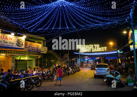 Il Dinh Cau mercato notturno in Duong Dong, l'isola di Phu Quoc in Vietnam Foto Stock