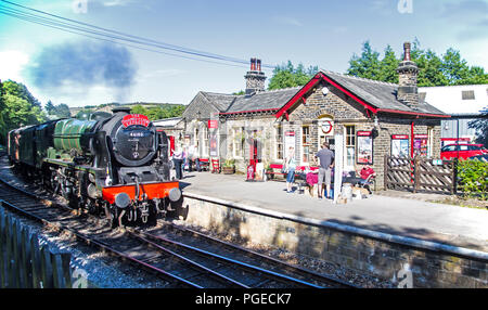 Oxenhope, Yorkshire, Inghilterra, giugno 25 2018 The Royal Scot 46100, un LMS Scot classe 4-6-0 loco.on prestito a Worth Valley Railway, nella stazione di Oxenhope Foto Stock