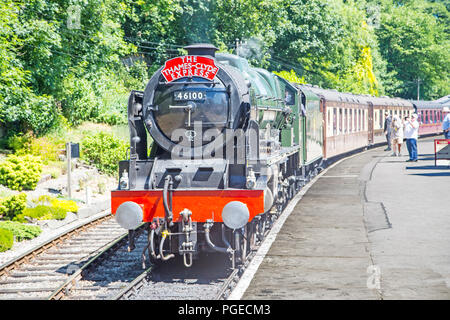 Oxenhope, Yorkshire, Inghilterra, Giugno 25 2018 Royal Scot 46100, un LMS Scot classe 4-6-0 prestito loco a Worth Valley Railway nel loro 50 ° anniversario Foto Stock