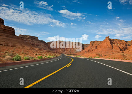 AZ00347-00...ARIZONA - Lee Traghetto Strada che corre lungo la base del Vermiglio scogliere in Glen Canyon National Recreation Area. Foto Stock