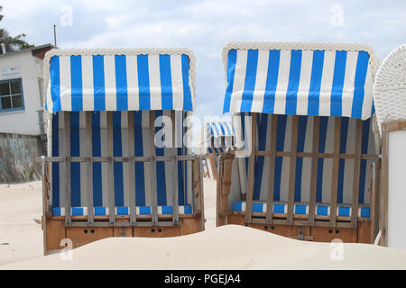 Sedie da spiaggia sulla costa del Mar Baltico in Warnemuende (Germania) Foto Stock