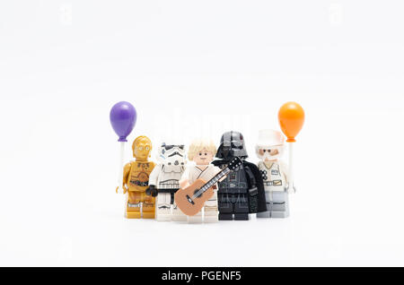 Lego Luke Skywalker tenendo la chitarra con Darth Vader, Storm Trooper e c3p0 azienda palloncino. Foto Stock