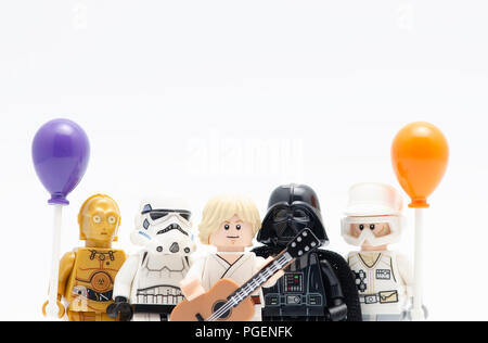 Lego Luke Skywalker tenendo la chitarra con Darth Vader, Storm Trooper e c3p0 azienda palloncino. Foto Stock