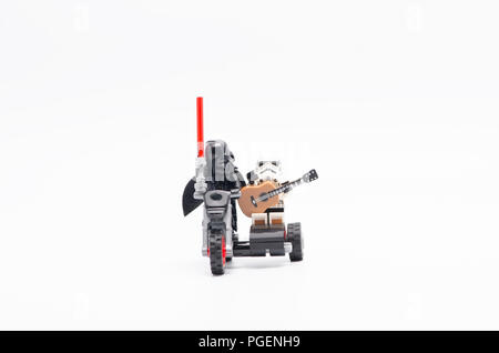 Lego Darth Vader in sella motocicletta con Storm Trooper tenendo la chitarra. Foto Stock