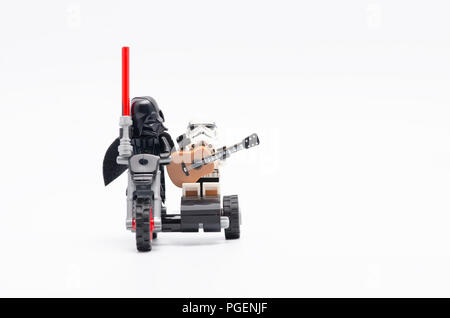 Lego Darth Vader in sella motocicletta con Storm Trooper tenendo la chitarra. Foto Stock