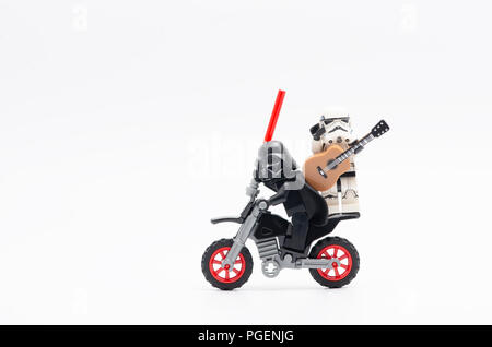 Lego Darth Vader in sella motocicletta con Storm Trooper tenendo la chitarra. Foto Stock