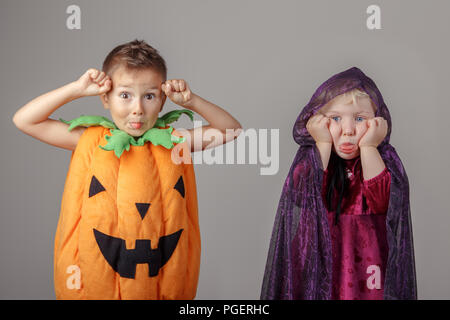 Ritratto di gruppo di due white Caucasian adorabili bambini vestiti per Halloween. Divertente giocare i ragazzi divertendosi in posa di studio per autunno stagionali di caduta Foto Stock