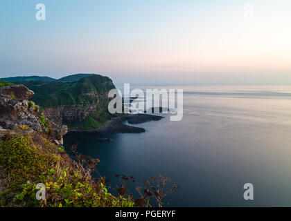 Sea scape di scogliere Shiodawara sull isola Ikitsuki in Giappone. Foto Stock
