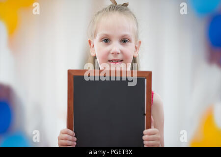 La Bielorussia, Gomel, 29 maggio 2018. La scuola materna è centrale. Open Day.La ragazza è in possesso di una scheda grafica Foto Stock