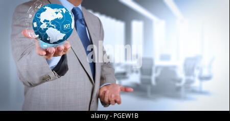 Internet delle cose (IOT) tecnologia con AR (Augmented Reality) sul cruscotto VR.imprenditore tenendo un incandescente globo terrestre nelle sue mani Foto Stock