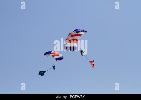 Parachute Jump visualizza dalla Air Force per celebrare la Giornata della vittoria del Bangladesh. Dacca in Bangladesh. Foto Stock