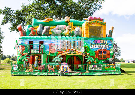 BOWOOD UK - Agosto 25, 2018: Crazy Jungle adventue gonfiabile presso il Great British Food festival tenutosi presso la struttura Bowood House nel Wiltshire Foto Stock