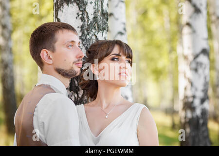 Closeup ritratto della coppia giovane elegante barbuto lo sposo e la sposa al giorno di nozze all'aperto Foto Stock