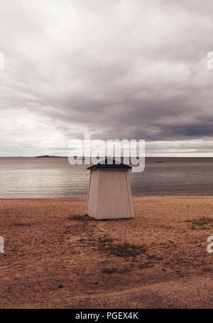 Hanko Finlandia, spiaggia di sabbia con una piccola capanna per cambiare indumenti su un moody giorno di estate Foto Stock