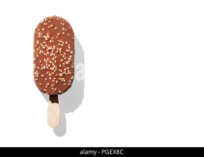 Ice Cream bastoni con la glassa al cioccolato e sesamo closeup isolati su sfondo bianco Foto Stock