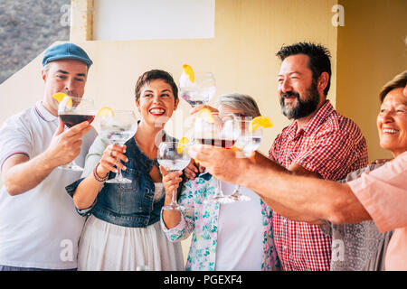 Età mista gruppo di popolazione caucasica divertirsi insieme per celebrare un evento di bere cocktail con vino rosso di bianco vodka. Concetto di vacanza con hap Foto Stock