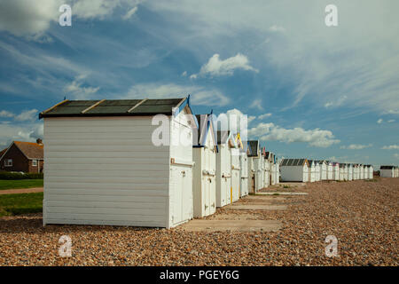 Ombrelloni sulla spiaggia in Goring-da-Mare, West Sussex, in Inghilterra. Foto Stock