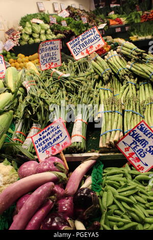 Produrre stand presso il Mercato di Pike Place a Seattle, Washington, Stati Uniti d'America Foto Stock