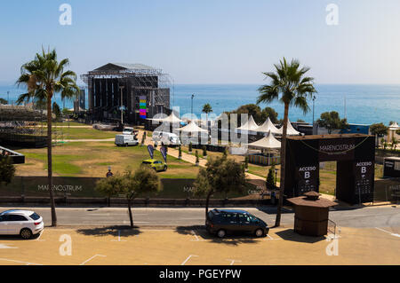 FUENGIROLA, MALAGA - Agosto 10, 2018: viste del palcoscenico di un concerto e dintorni del Marenostrum musica al parco del castello di festival in Fuengirola, Malaga. Foto Stock