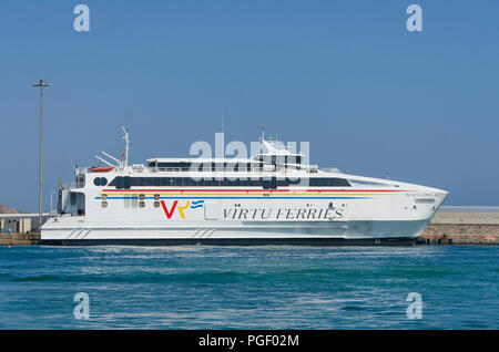 Il porto dei traghetti a Tarifa, Virtu Ferries, servizi di trasporto di passeggeri tra la Spagna e il Marocco, Africa del nord, Costa de la Luz, Andalusia, Spagna. Foto Stock