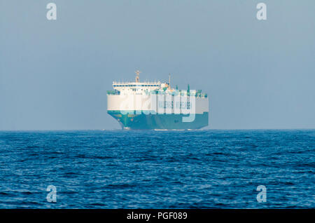 Nave cargo grandi auto e camion, portante, al mare aperto, Oceano Atlantico, attraversando lo Stretto di Gibilterra, Andalusia, Spagna Foto Stock