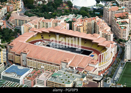 Fontvieille, Monaco - 18 Maggio 2018: Bella Vista aerea dello Stadio Louis II, casa di come il Principato di Monaco e il Principato di Monaco nazionale di calcio e Fontvieil Foto Stock