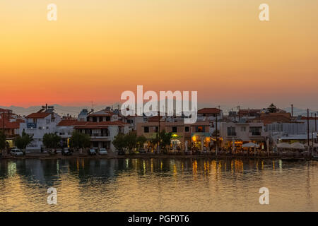 Elafonisos città in distanza nel pomeriggio con ristoranti e mare riflessioni in Laconia, Peloponneso, Grecia Foto Stock