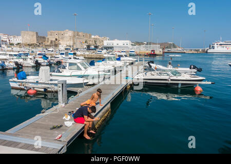 Tarifa Spagna. Barche a vela e motoscafi a Marina di Tarifa, porto turistico, porto dei traghetti dietro, Costa de la Luz, Andalusia, Spagna. Foto Stock
