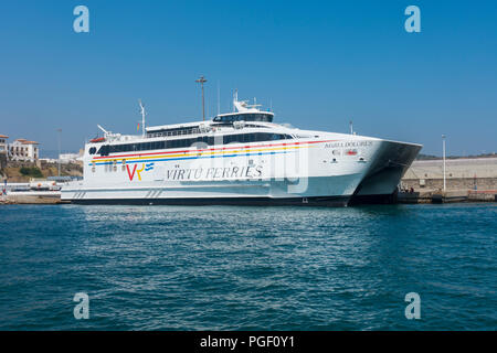 Il porto dei traghetti a Tarifa, Virtu Ferries, servizi di trasporto di passeggeri tra la Spagna e il Marocco, Africa del nord, Costa de la Luz, Andalusia, Spagna. Foto Stock