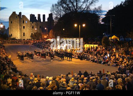 Le band scozzesi suonano durante il Kirckudbright Tattoo, sotto il Castello di MacClellan, Dumfries e Galloway, Scozia Foto Stock