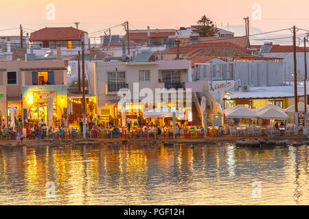 Elafonisos città in distanza nel pomeriggio con ristoranti e mare riflessioni in Laconia, Peloponneso, Grecia Foto Stock